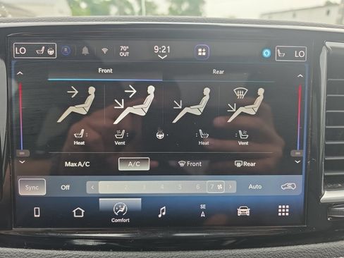 Used 2023 Chrysler Pacifica Limited FWD image 19