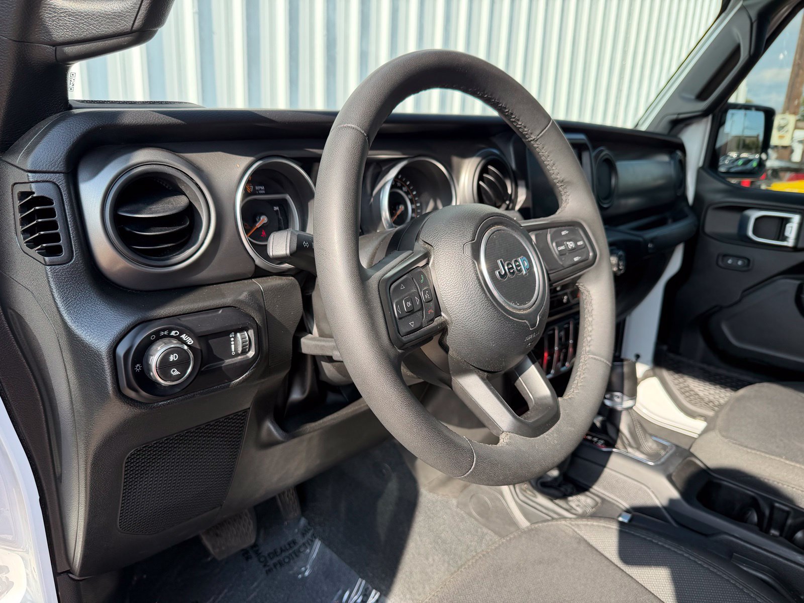Used 2023 Jeep Gladiator Sport AWD/4WD image 18