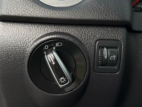 Used 2015 Volkswagen Tiguan SE image 19