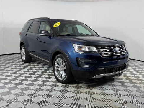 Used 2017 Ford Explorer XLT w/ Equipment Group 202A AWD/4WD image 3