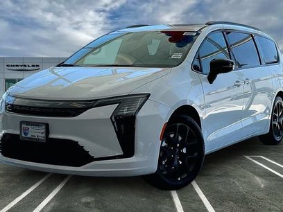 New 2027 Chrysler Pacifica Limited w/ Family Tech Group