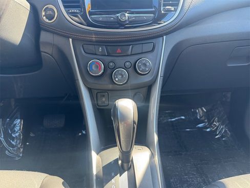 Used 2019 Chevrolet Trax LT w/ LT Convenience Package image 11