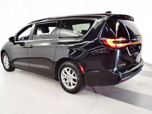 Used 2025 Chrysler Pacifica Select FWD image 5