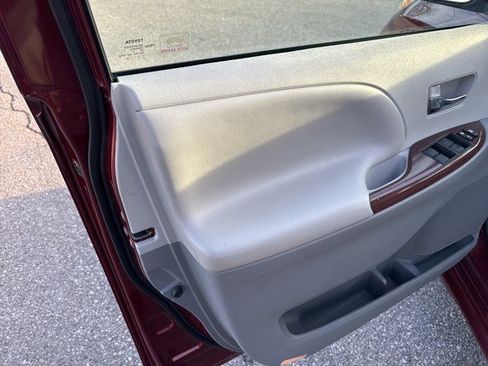 Used 2013 Toyota Sienna XLE image 9