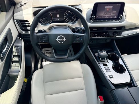 Used 2025 Nissan Rogue SV w/ SV Premium Package FWD image 17
