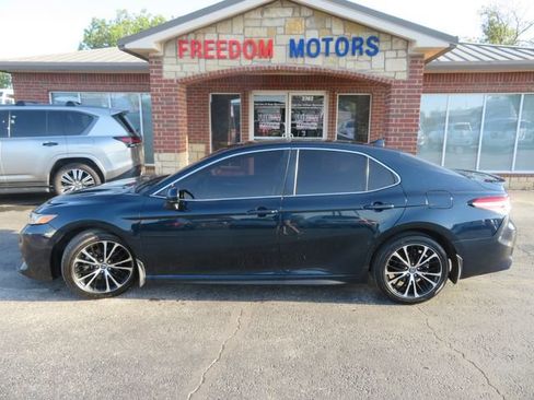 Used 2020 Toyota Camry SE FWD image 8