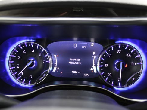 Used 2023 Chrysler Pacifica Limited FWD image 33