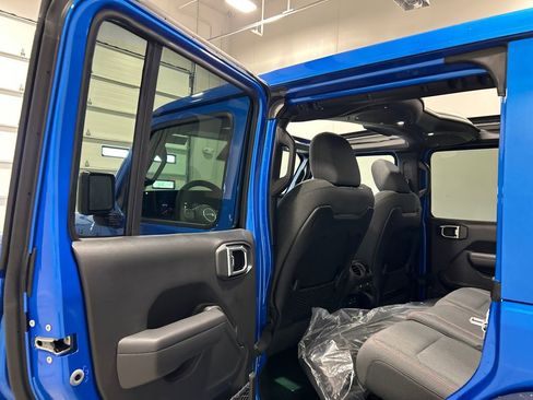 New 2026 Jeep Wrangler Unlimited Rubicon w/ Technology Group image 30