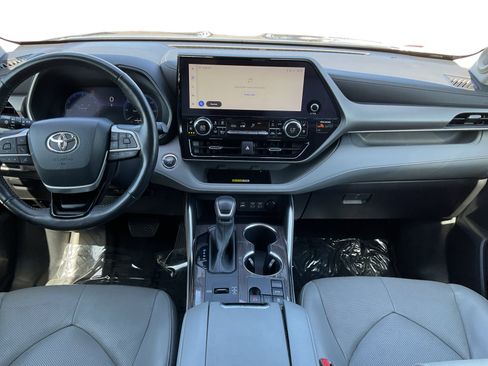Used 2023 Toyota Highlander Limited FWD image 10