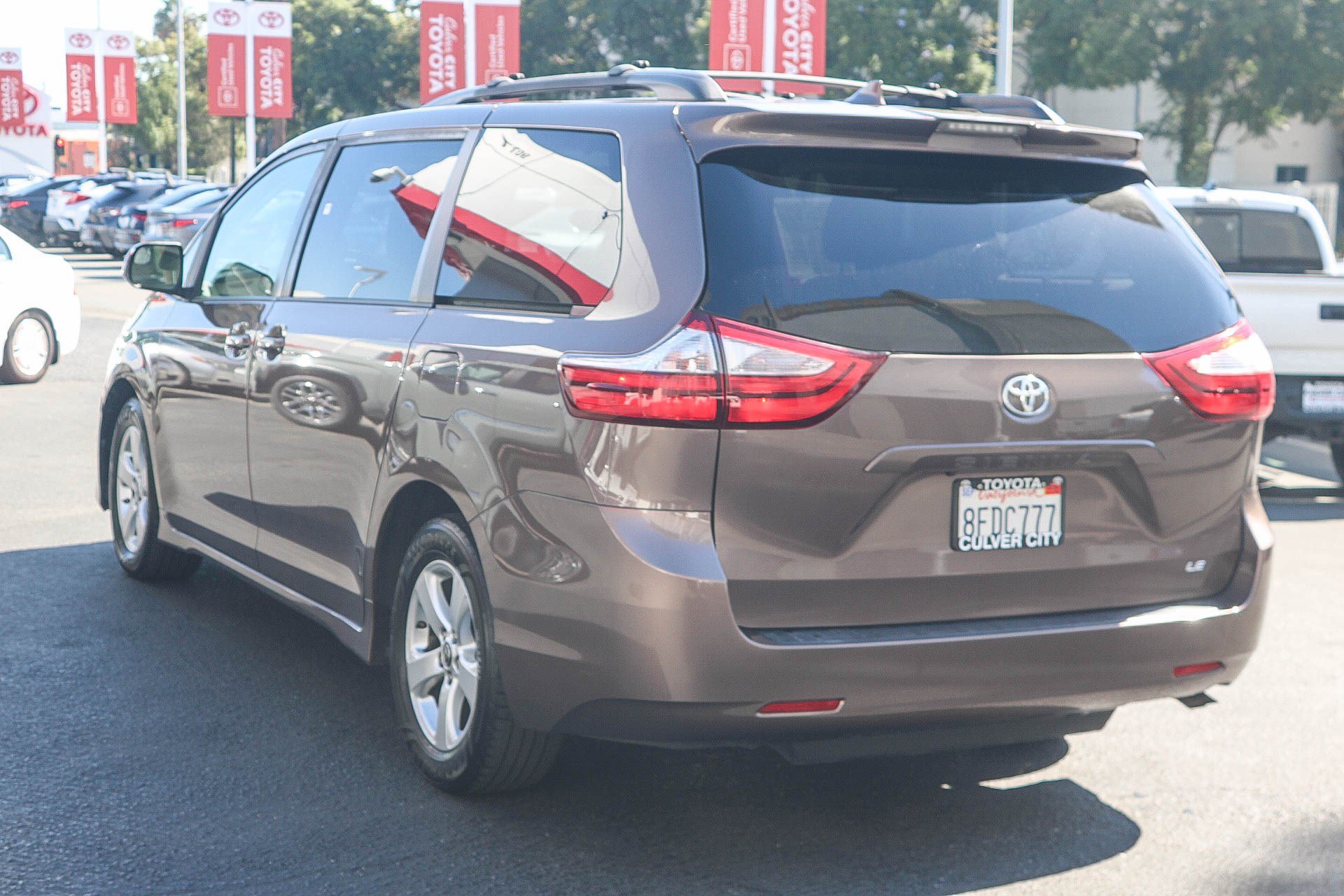 Used 2018 Toyota Sienna LE w/ Carpet Mat Package FWD image 7