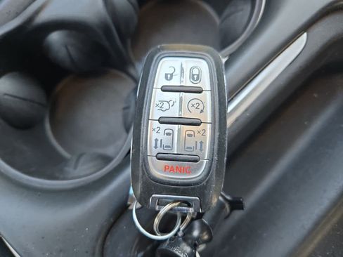 Used 2018 Chrysler Pacifica Touring-L image 32