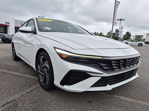 Used 2025 Hyundai Elantra SEL FWD image 9