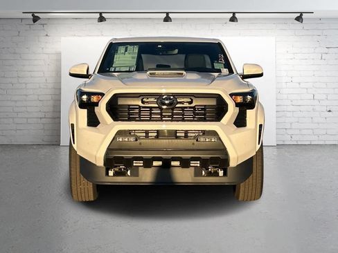 Used 2025 Toyota Tacoma TRD Sport w/ TRD Sport Upgrade Package image 9