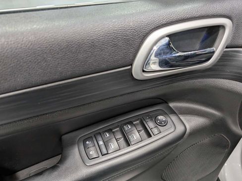 Used 2020 Jeep Grand Cherokee Laredo w/ Laredo X Package image 37