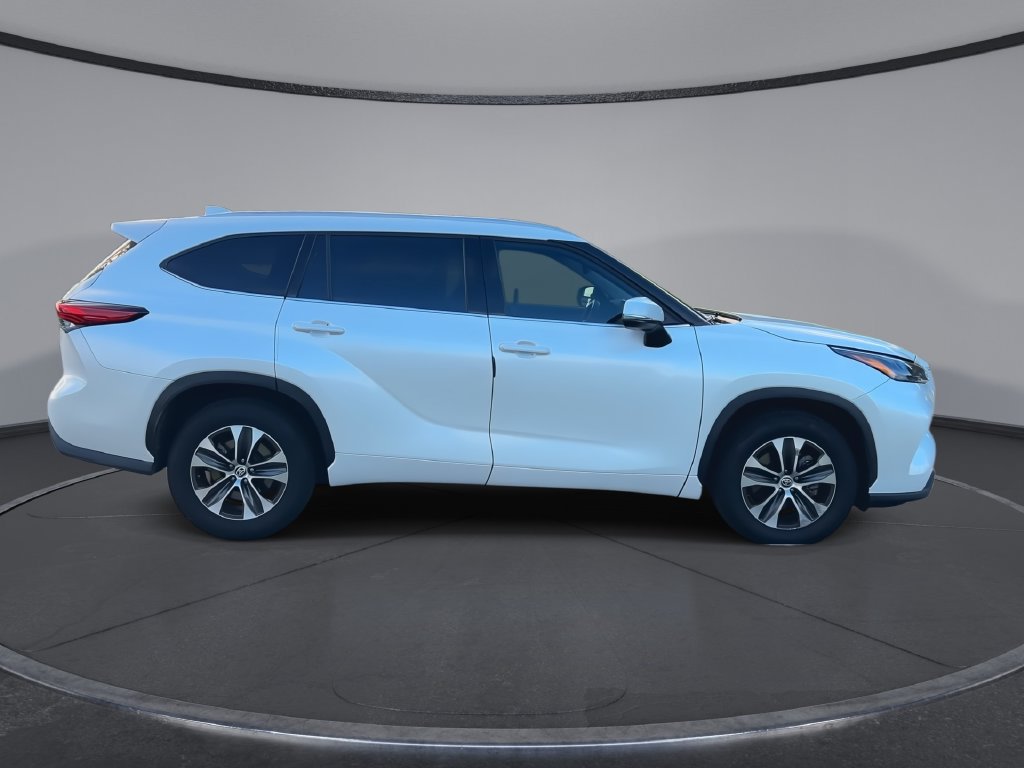 Used 2022 Toyota Highlander XLE FWD image 9