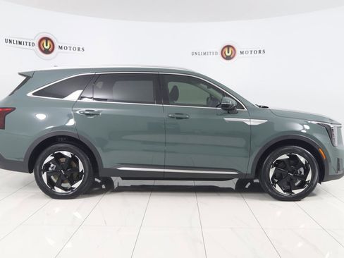 Used 2025 Kia Sorento EX image 2