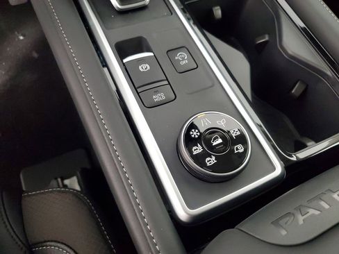 New 2025 Nissan Pathfinder SL image 17