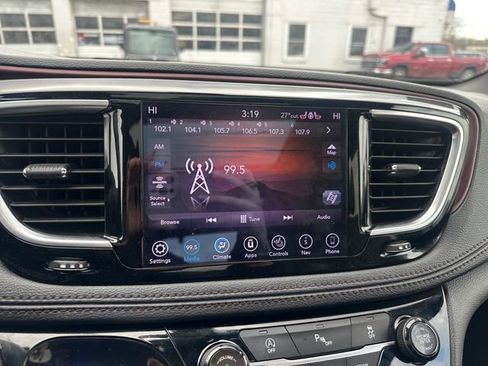 Used 2020 Chrysler Pacifica Limited image 24