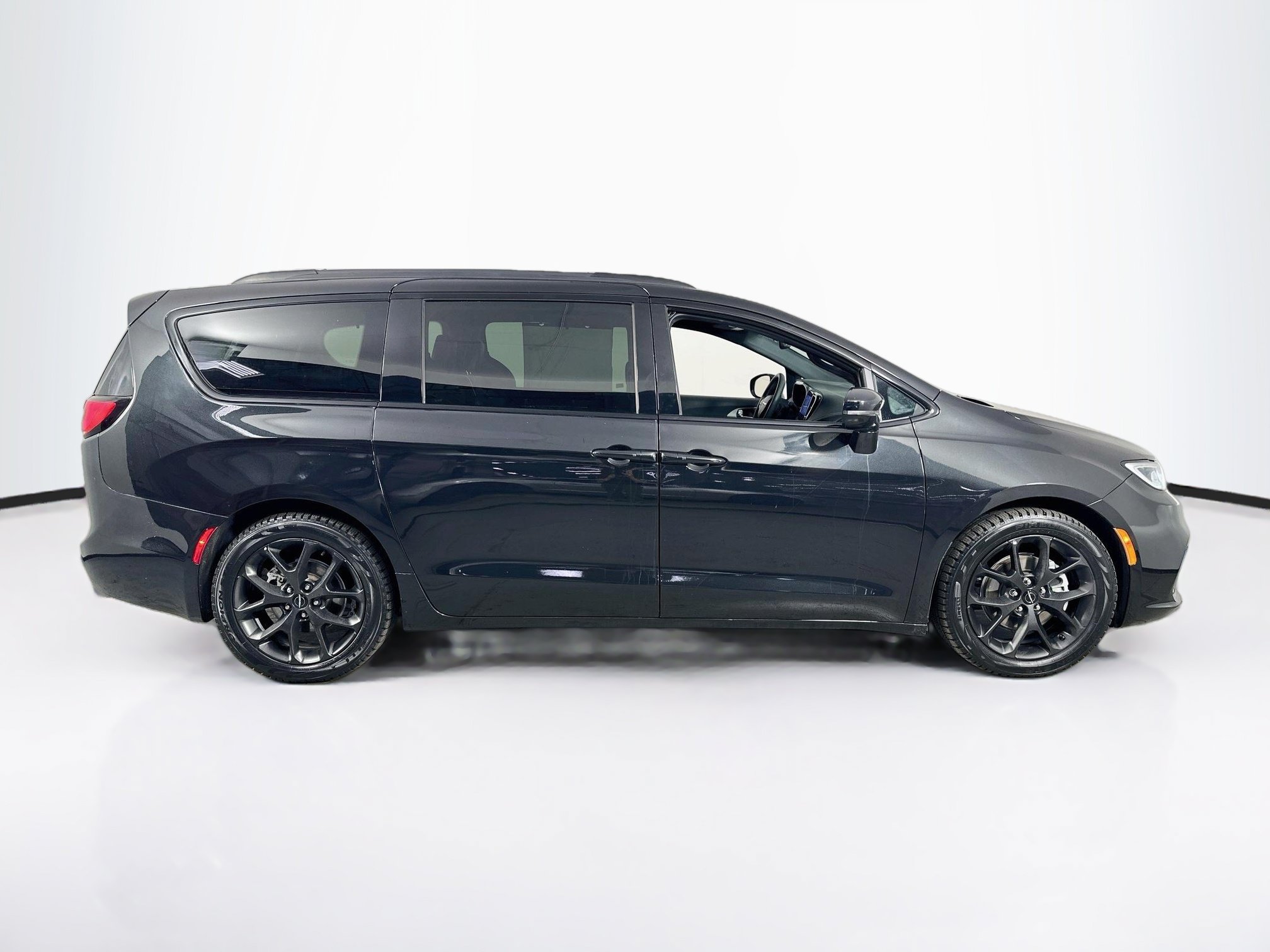 Used 2023 Chrysler Pacifica Limited w/ S Appearance Package FWD image 4