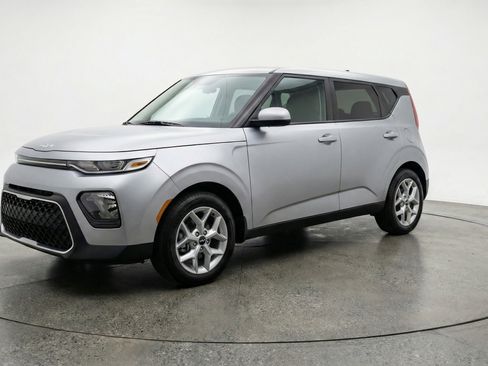Used 2025 Kia Soul LX w/ LX Technology Package FWD image 3