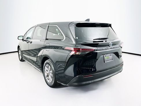 Used 2024 Toyota Sienna LE image 5