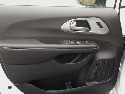 New 2026 Chrysler Pacifica Limited w/ S Appearance Package image 16