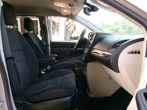 Used 2018 Dodge Grand Caravan SE w/ UConnect Hands-Free Group FWD image 16