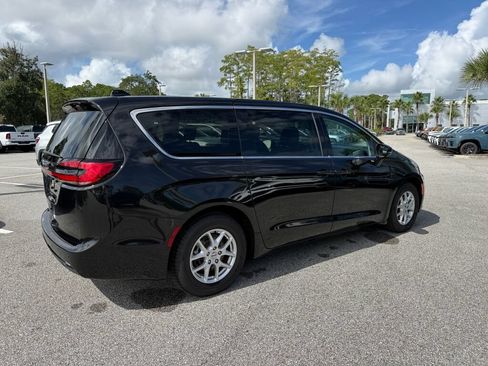Used 2024 Chrysler Pacifica Touring-L FWD image 3