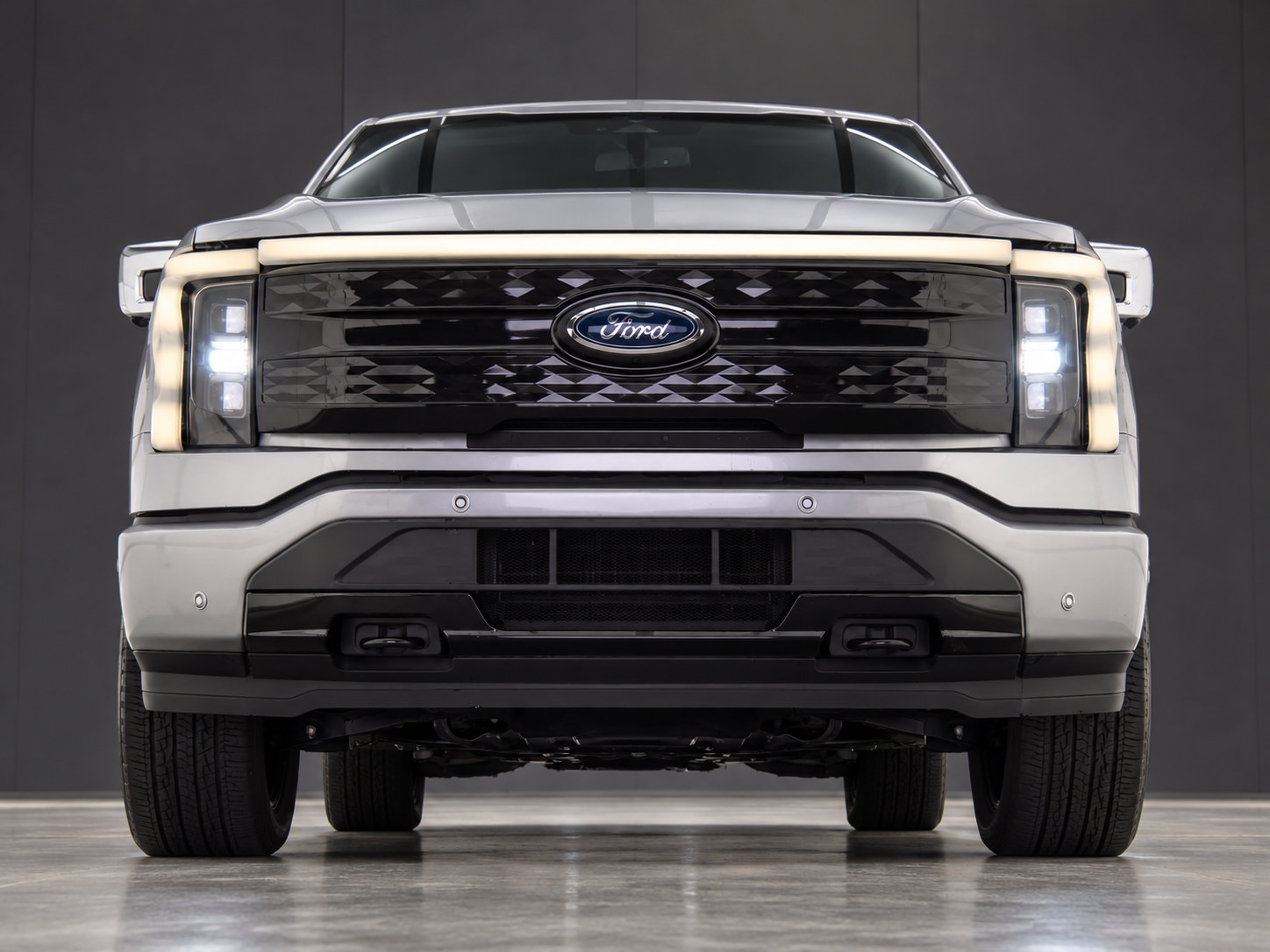 Used 2023 Ford F150 Lightning Platinum AWD/4WD image 3