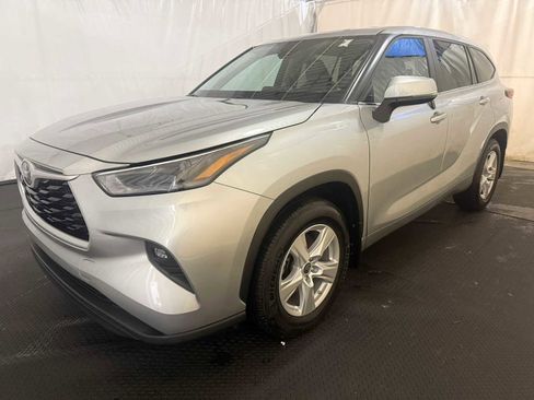 Used 2023 Toyota Highlander LE image 1