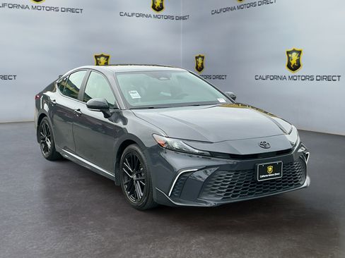 Used 2025 Toyota Camry SE image 7