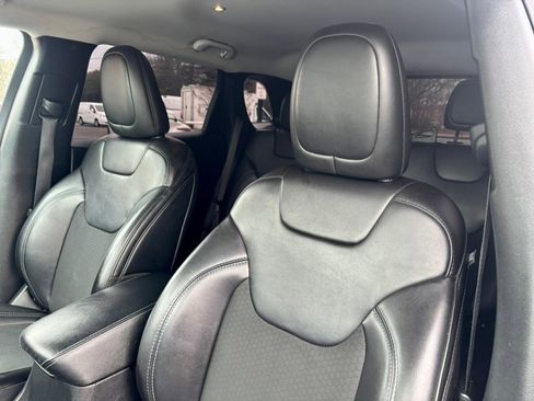 Used 2019 Jeep Cherokee Latitude Plus w/ Comfort/Convenience Group image 17