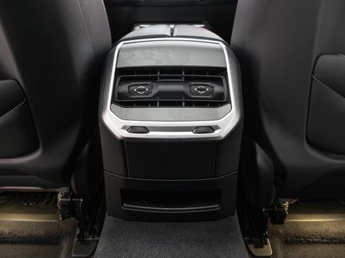 Used 2023 BMW 760i xDrive w/ Parking Assistance Package image 29