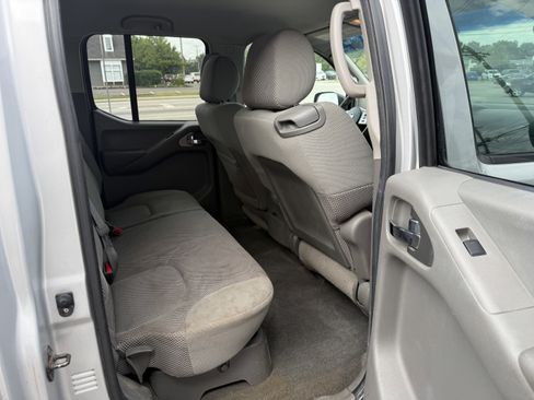 Used 2009 Nissan Frontier SE w/ SE Value Truck Pkg AWD/4WD image 16
