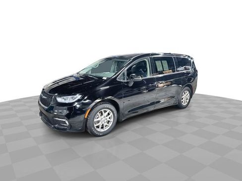 Used 2024 Chrysler Pacifica Touring-L image 5