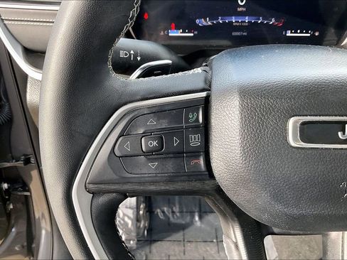 Used 2023 Jeep Grand Cherokee L Laredo image 17