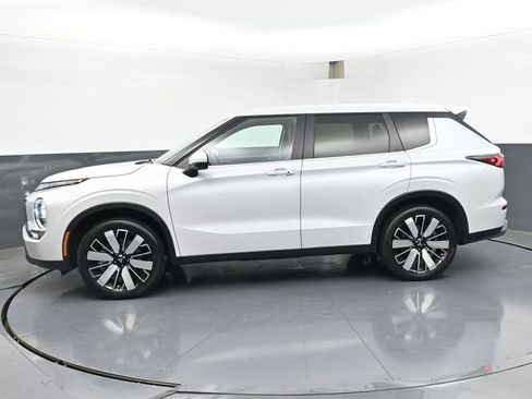 Used 2025 Mitsubishi Outlander SE FWD image 4