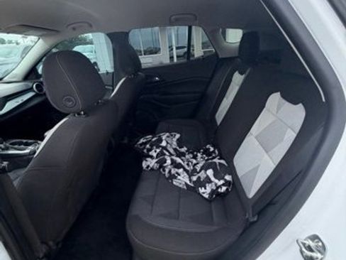 Used 2025 Chevrolet Trax LS w/ LS Convenience Package FWD image 3