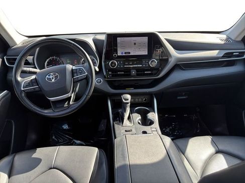 Used 2023 Toyota Highlander XLE AWD/4WD image 14