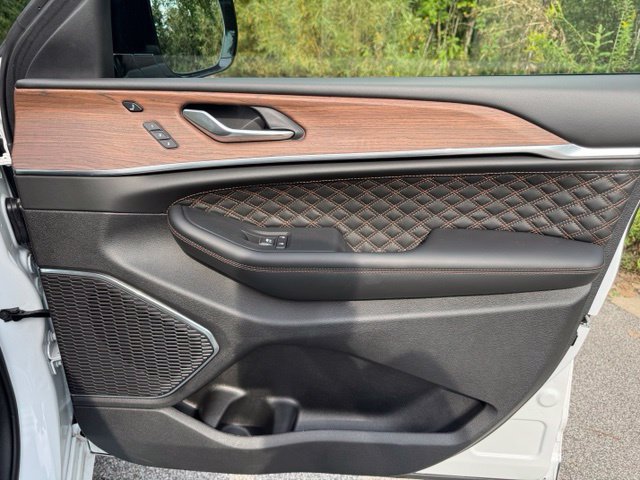 Used 2025 Jeep Grand Cherokee L Summit AWD/4WD image 20