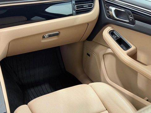 Certified 2025 Porsche Macan AWD/4WD image 18