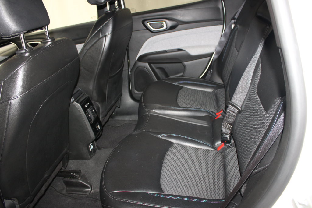 Used 2025 Jeep Compass Latitude AWD/4WD image 16