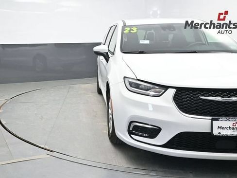 Used 2023 Chrysler Pacifica Touring-L FWD image 1