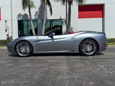 Used 2010 Ferrari California RWD image 19