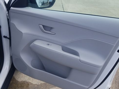 Used 2025 Hyundai Kona SE FWD image 11