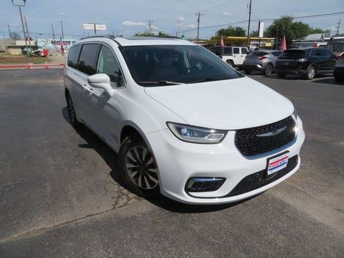 Used 2021 Chrysler Pacifica Touring-L w/ Uconnect Theater Family Group FWD image 3