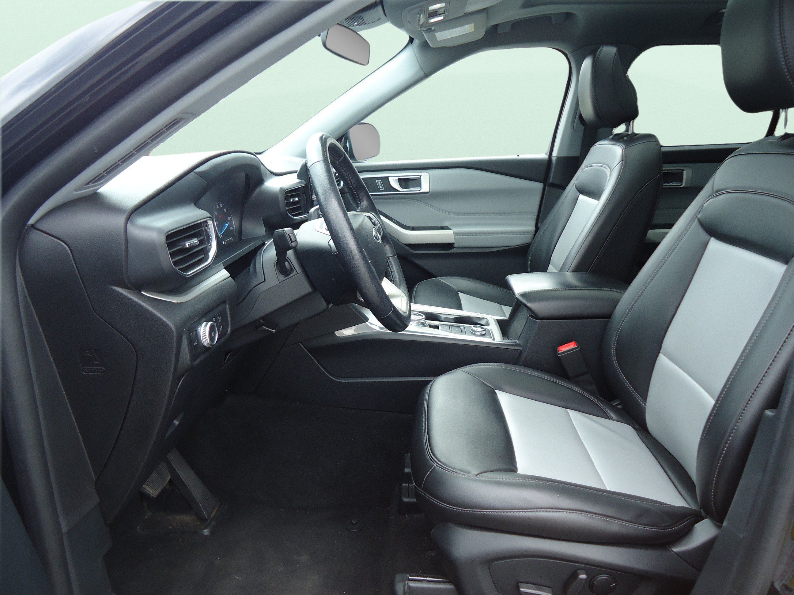 Used 2022 Ford Explorer XLT w/ Equipment Group 202A AWD/4WD image 24