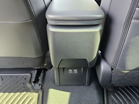 Used 2025 Toyota Prius FWD image 10
