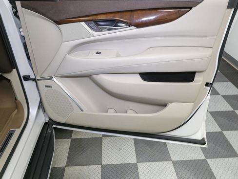 Used 2017 Cadillac Escalade Luxury image 24