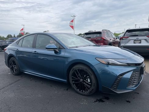 Used 2025 Toyota Camry SE image 2